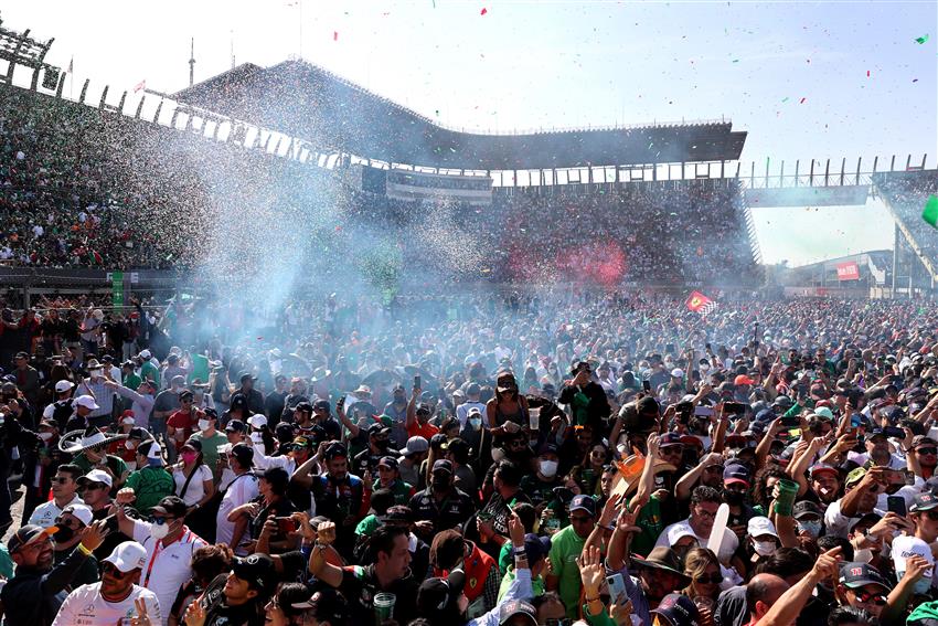Mexican race fans F1